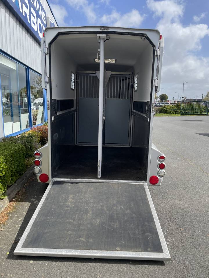 van 2 places STALLES BARBOT