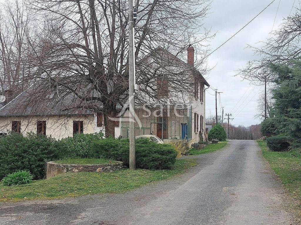 Ensemble b&acirc;ti avec environ 12ha60 et son plan d'eau.