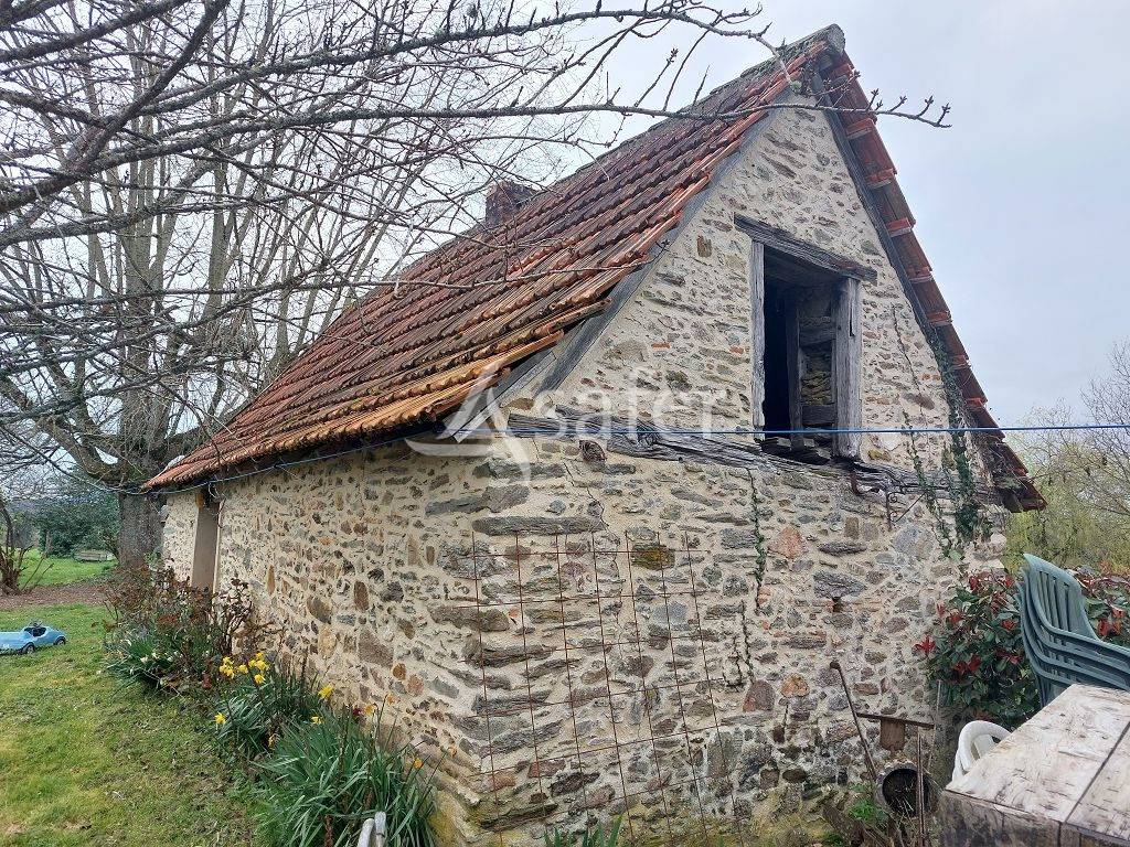 Ensemble b&acirc;ti avec environ 12ha60 et son plan d'eau.
