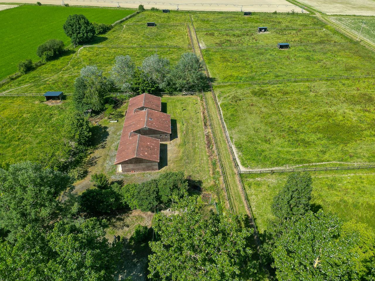 Propri&eacute;t&eacute; &eacute;questre tr&egrave;s bien &eacute;quip&eacute;e ,man&egrave;ge ... 65 