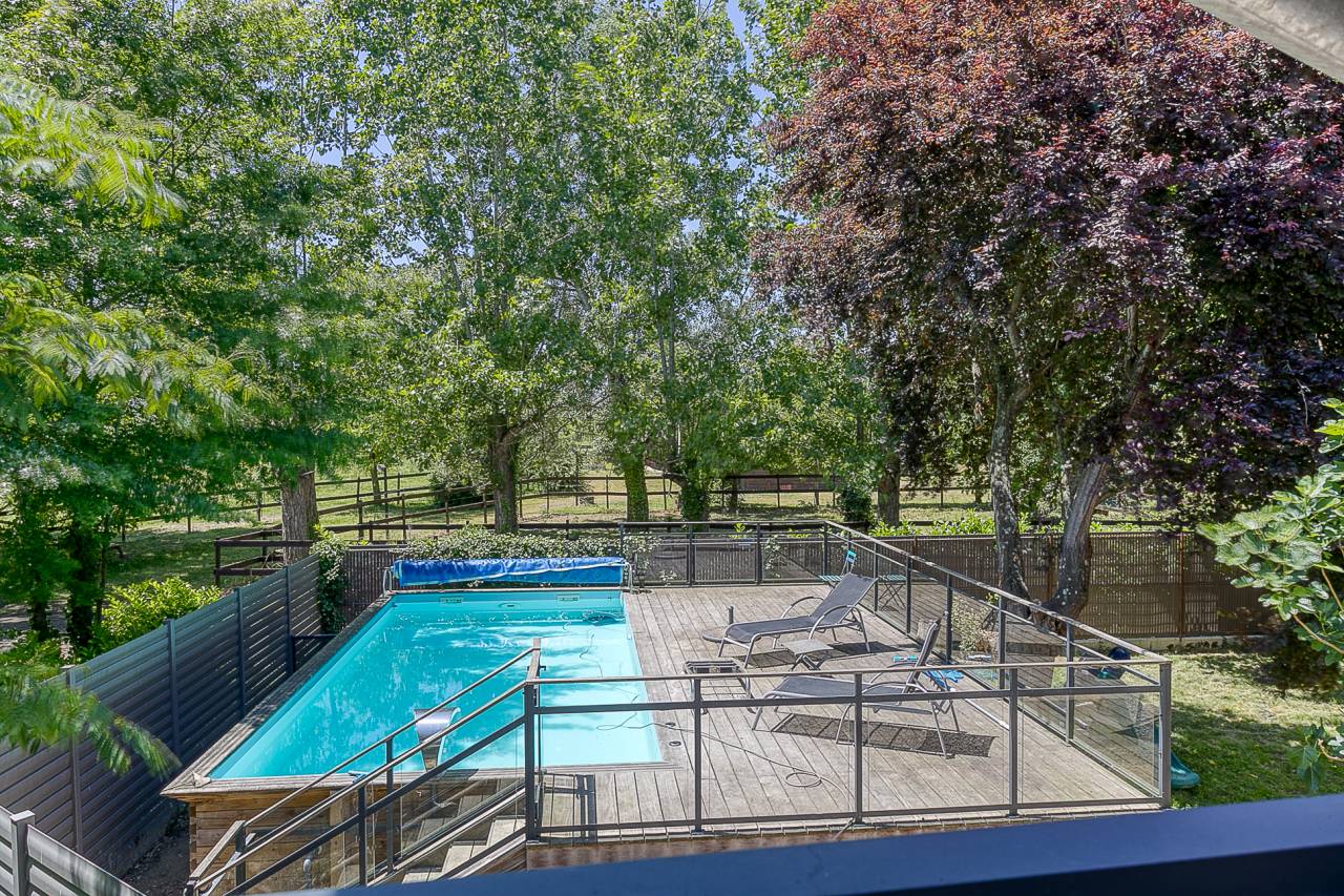 Propri&eacute;t&eacute; &eacute;questre tr&egrave;s bien &eacute;quip&eacute;e ,man&egrave;ge ... 65 