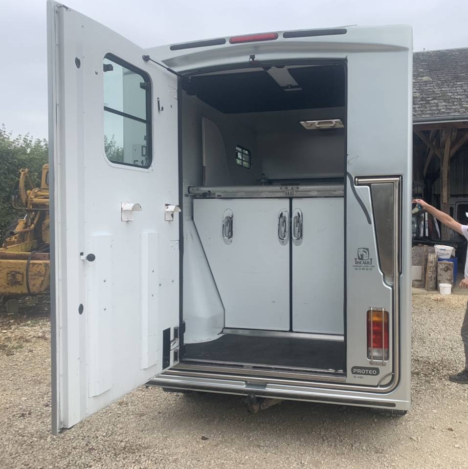 CAMION VL THEAULT 5 places couchettes et 2 chevaux 