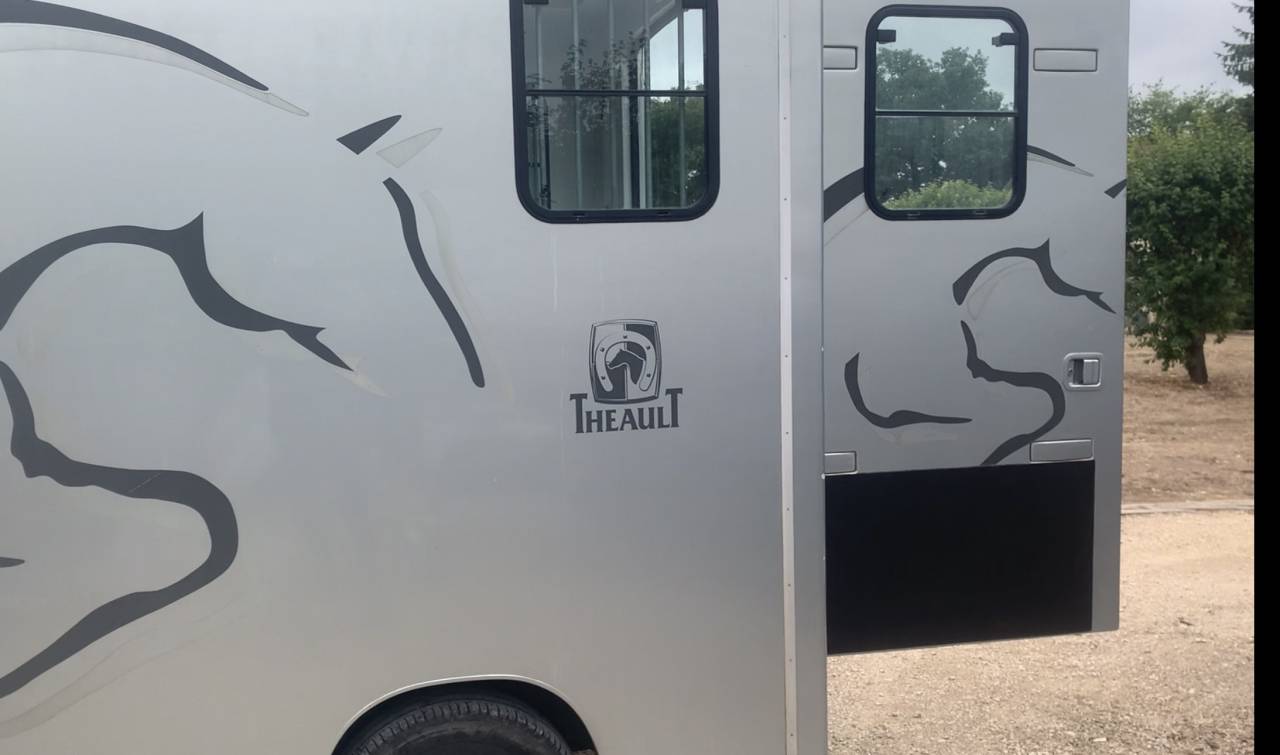 CAMION VL THEAULT 5 places couchettes et 2 chevaux 
