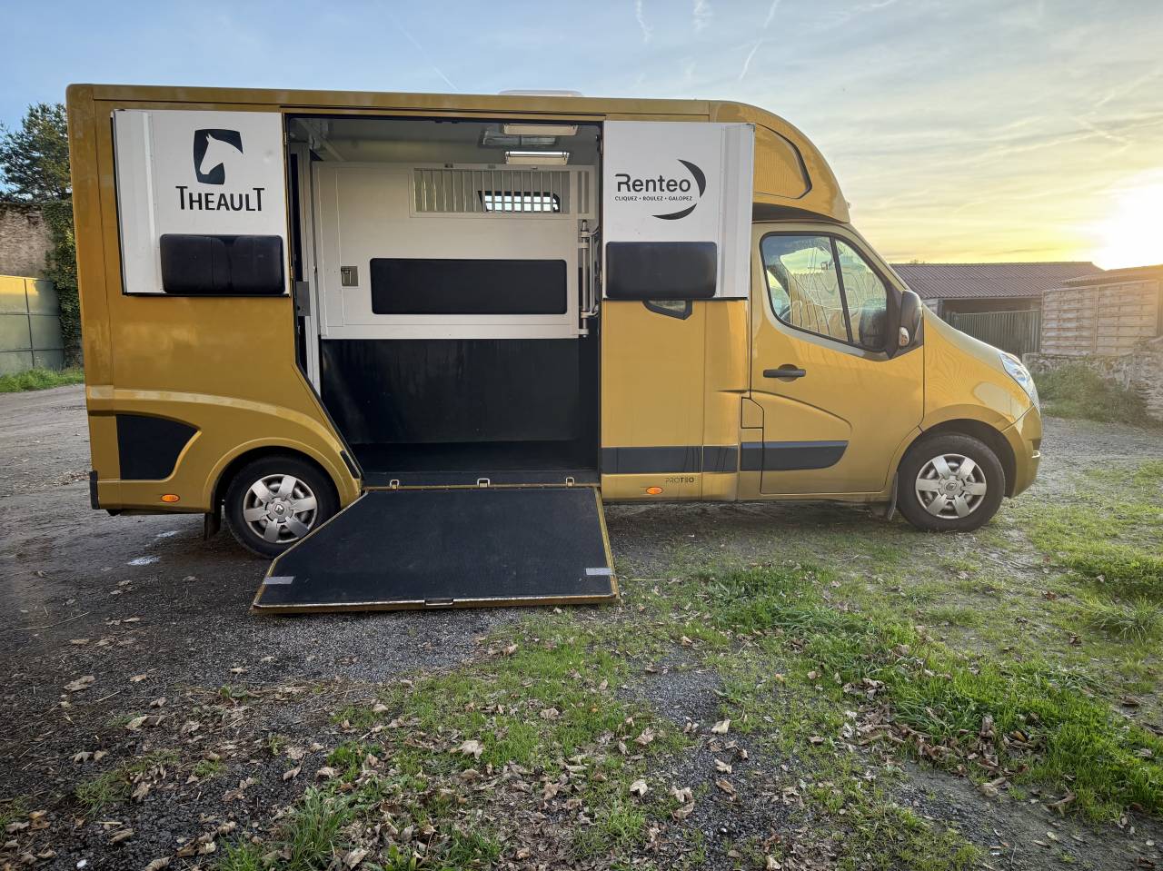 Camion Theault switch stalles 5 places 