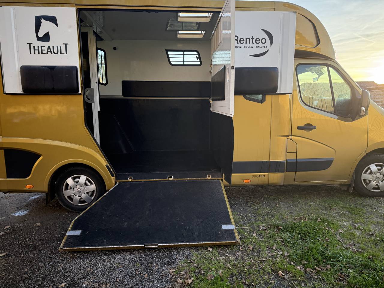 Camion Theault switch stalles 5 places 