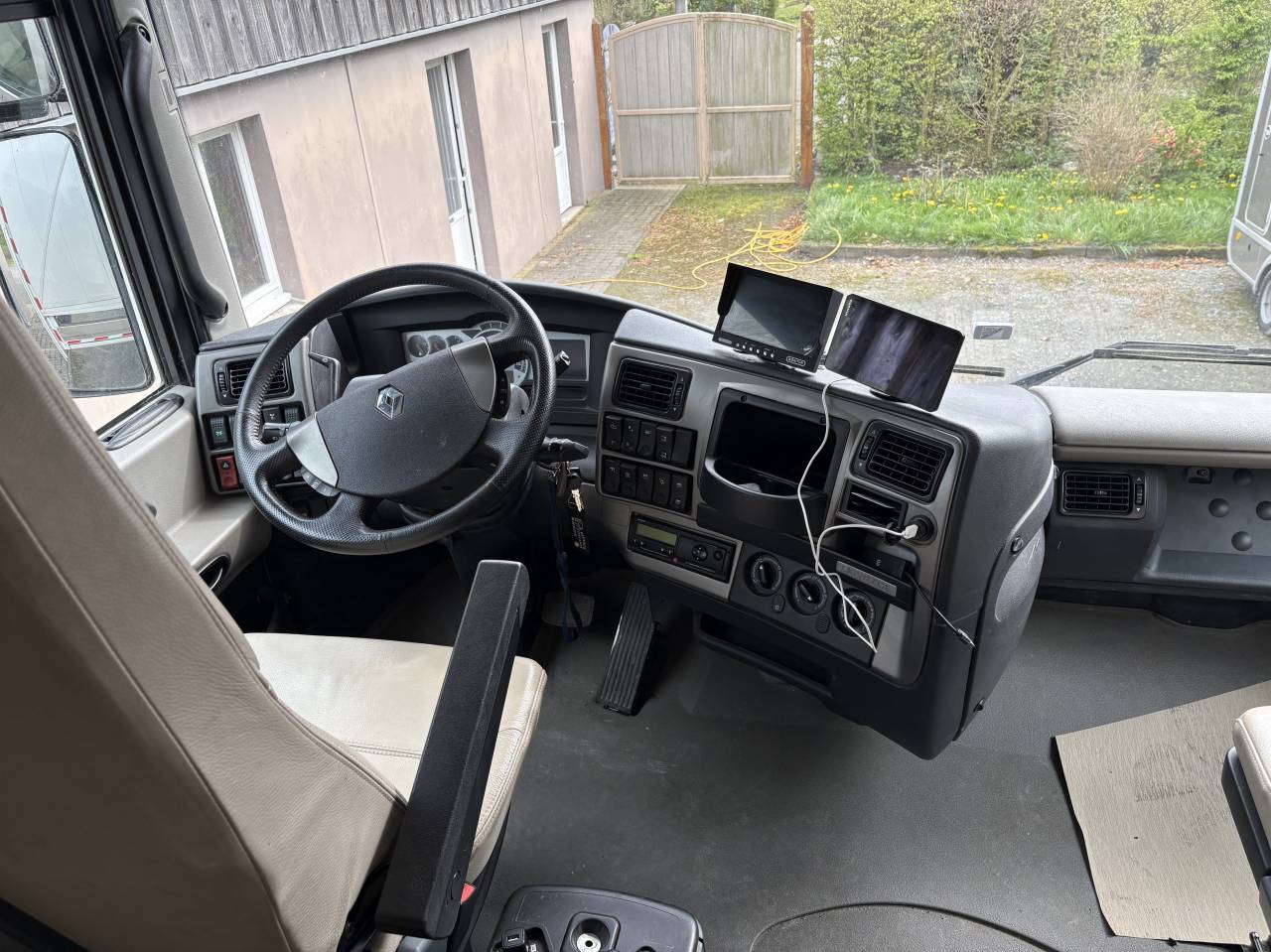 A vendre Renault  MAGNUM STX avec grand pop out 