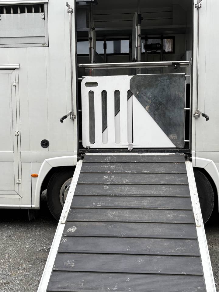 A vendre Renault  MAGNUM STX avec grand pop out 