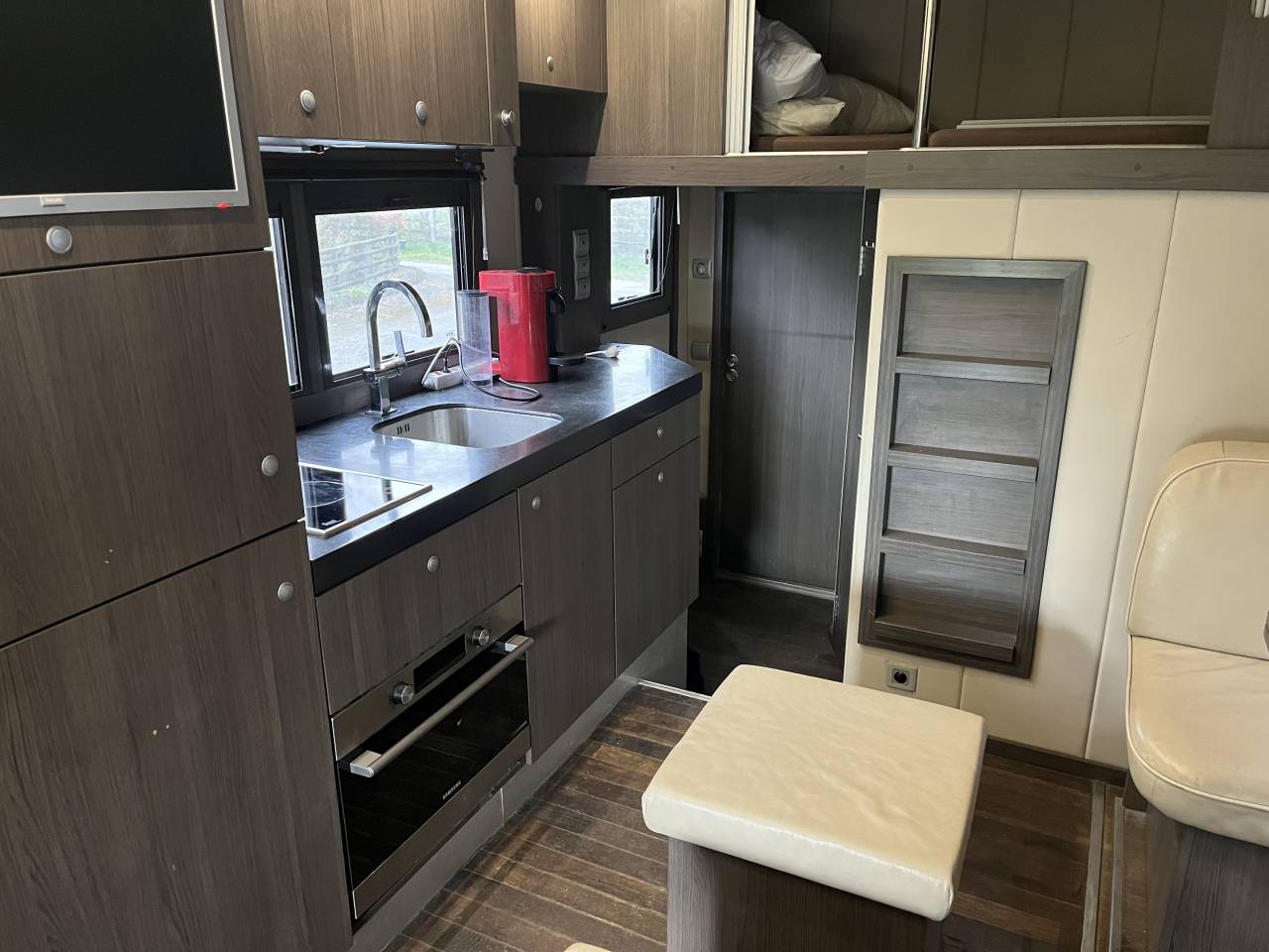 A vendre Renault  MAGNUM STX avec grand pop out 