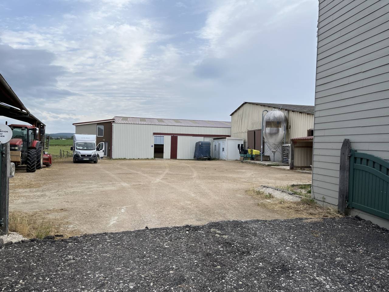 PROPRI&Eacute;T&Eacute; &Eacute;QUESTRE RARE -74 HECTARES - OUTIL PROFESSION