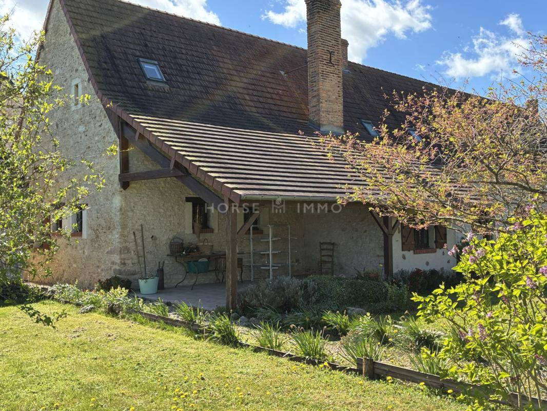 Propri&eacute;t&eacute; &eacute;questre cl&eacute; en main avec man&egrave;ge et carri&egrave;re -