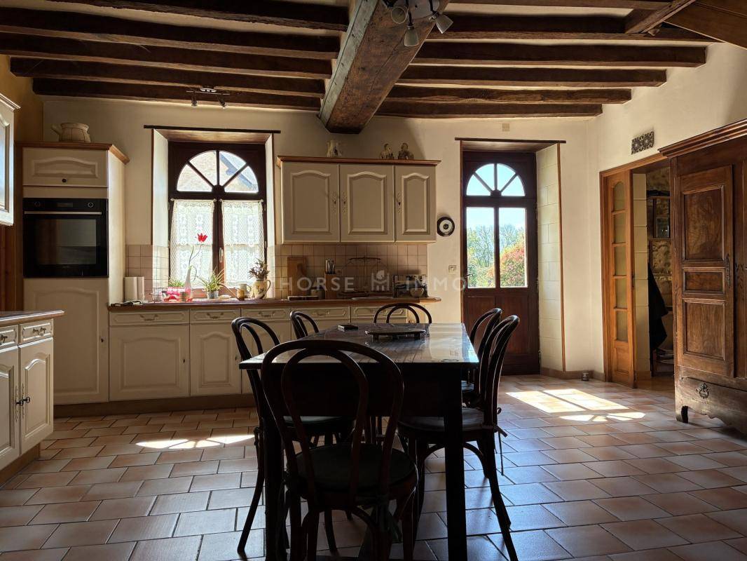 Propri&eacute;t&eacute; &eacute;questre cl&eacute; en main avec man&egrave;ge et carri&egrave;re -