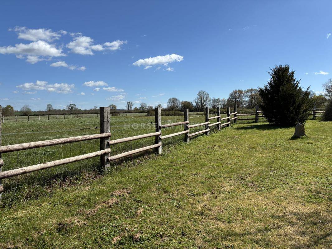 Propri&eacute;t&eacute; &eacute;questre cl&eacute; en main avec man&egrave;ge et carri&egrave;re -