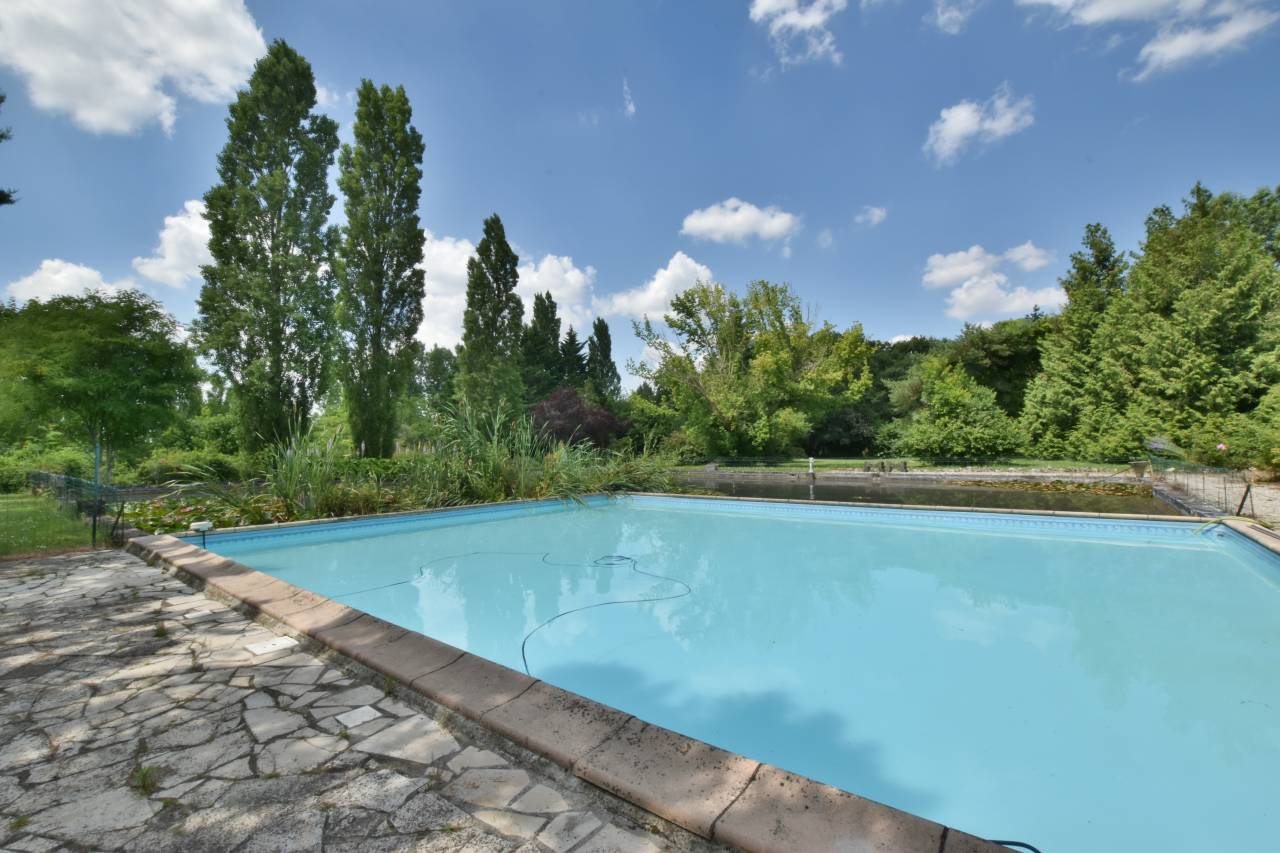 Propri&eacute;t&eacute; &agrave; 7 minutes de Saintes, dont terrain 11952 m&sup2;