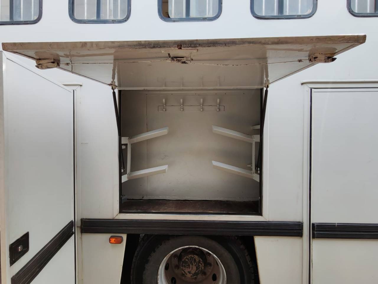 Camion chevaux 7 places + homecar