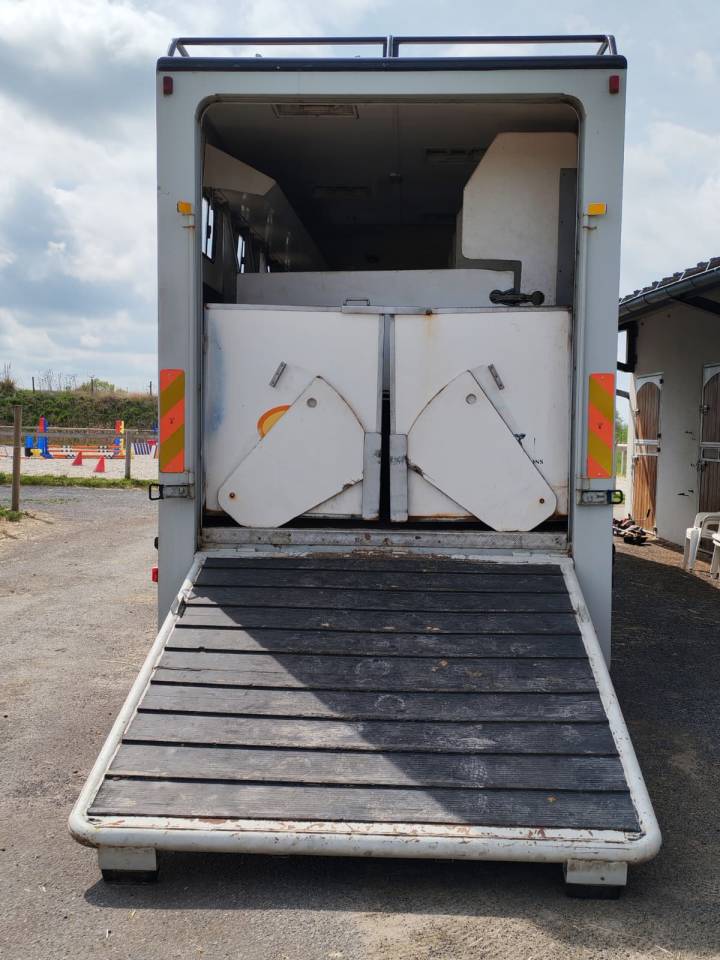 Camion chevaux 7 places + homecar