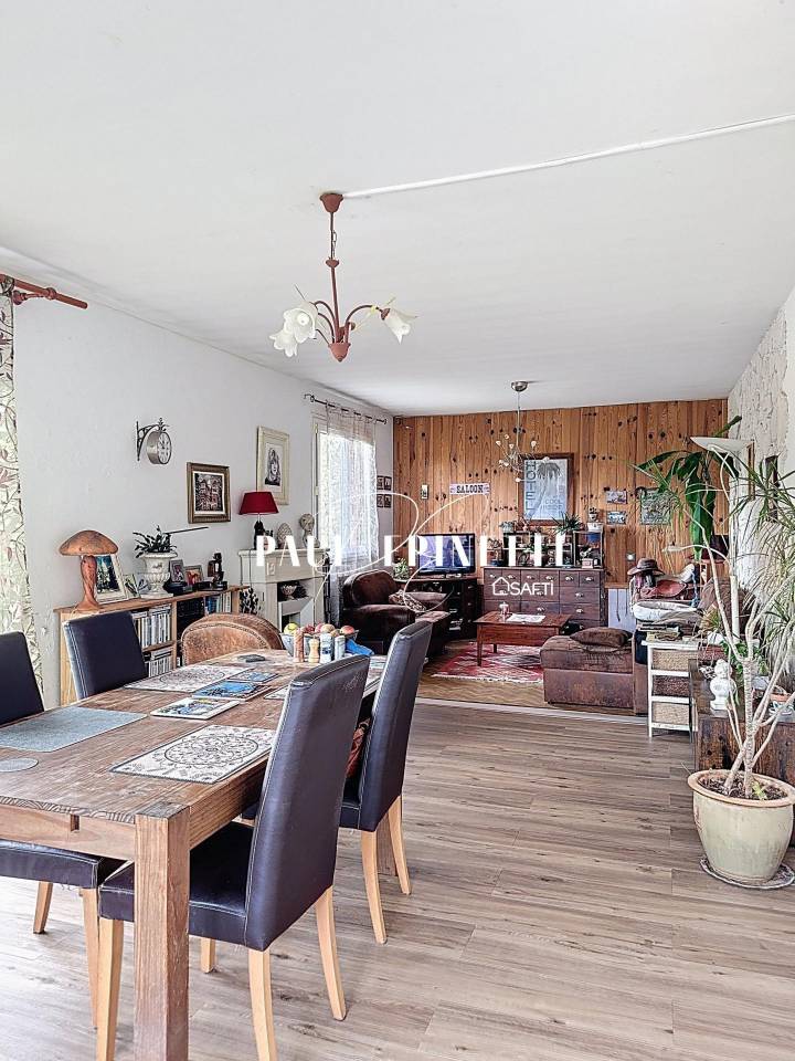 Maison 6 pi&egrave;ce avec terrain 1 hectare et hangar