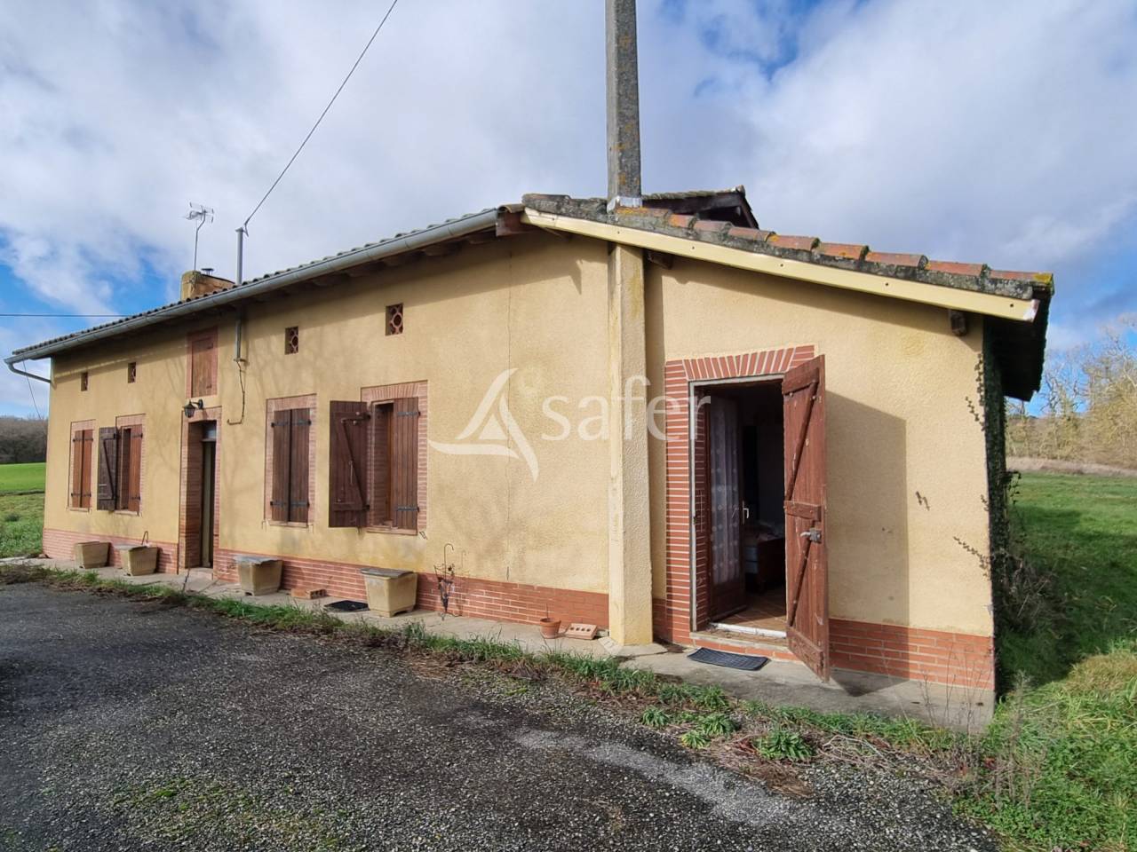 Maison et d&eacute;pendances agricoles sur 4 hectares - Proche Toulous