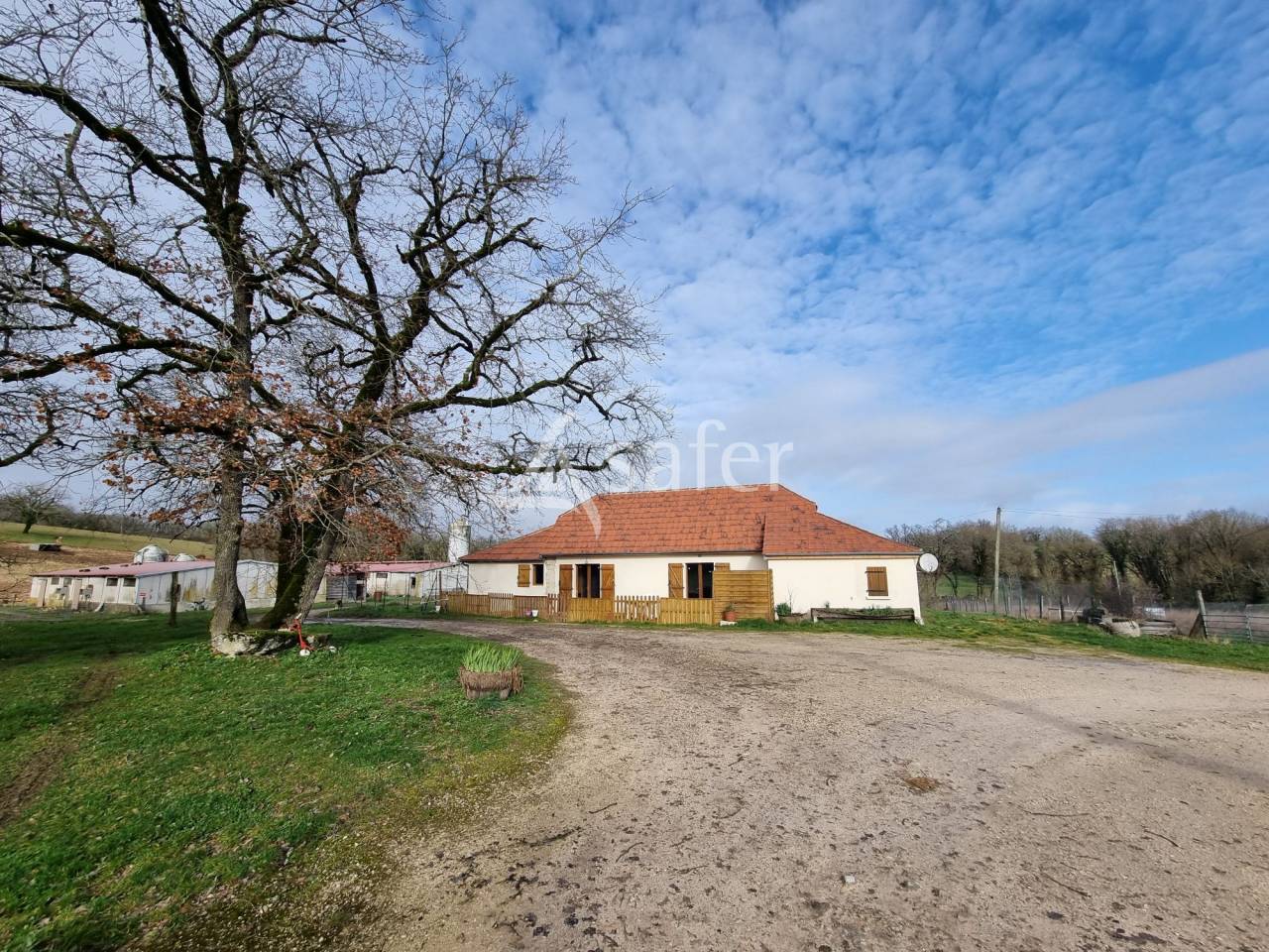 Vente foncier avec b&acirc;ti ou Cession de parts sociales d'exploita