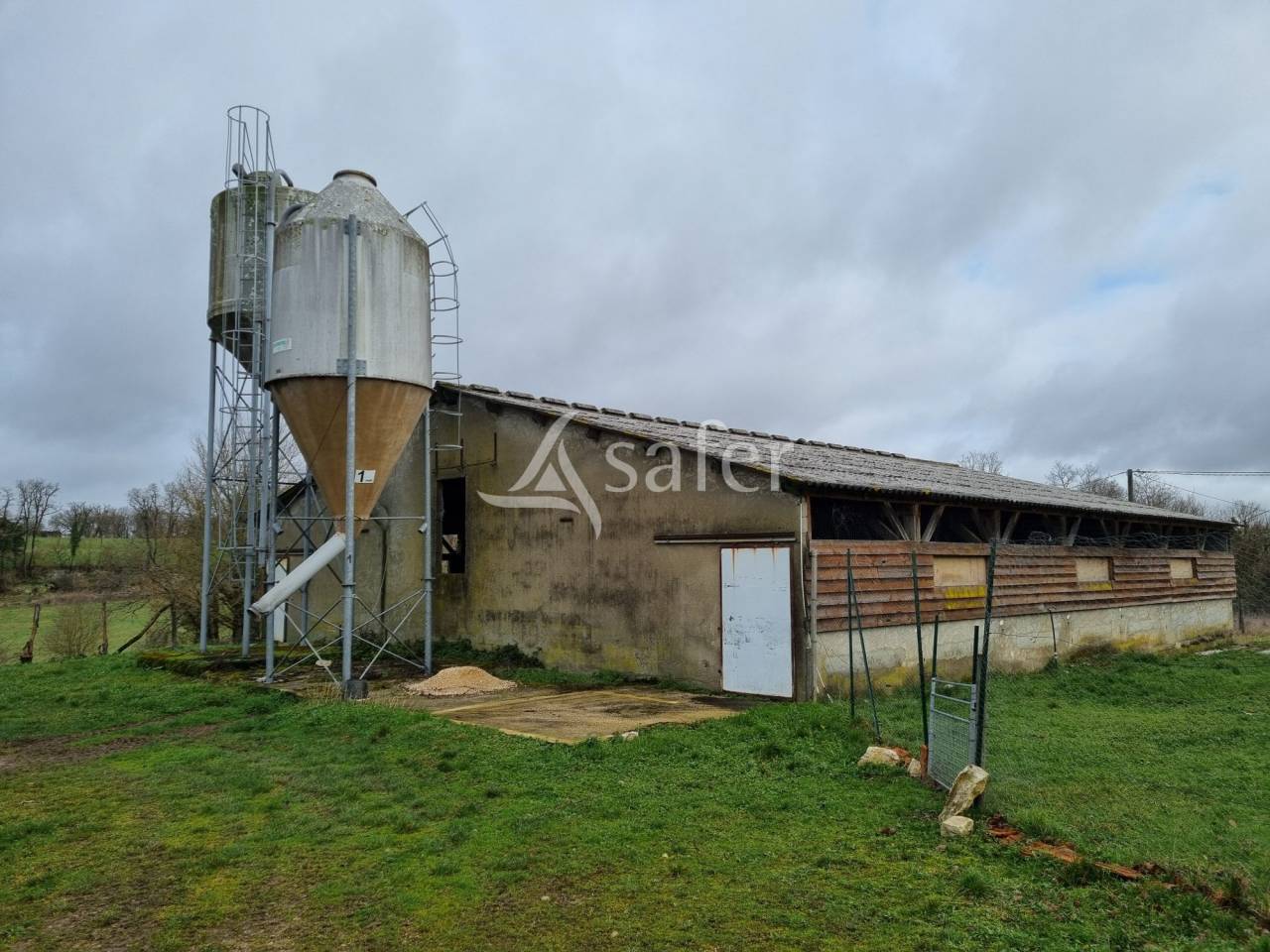 Vente foncier avec b&acirc;ti ou Cession de parts sociales d'exploita