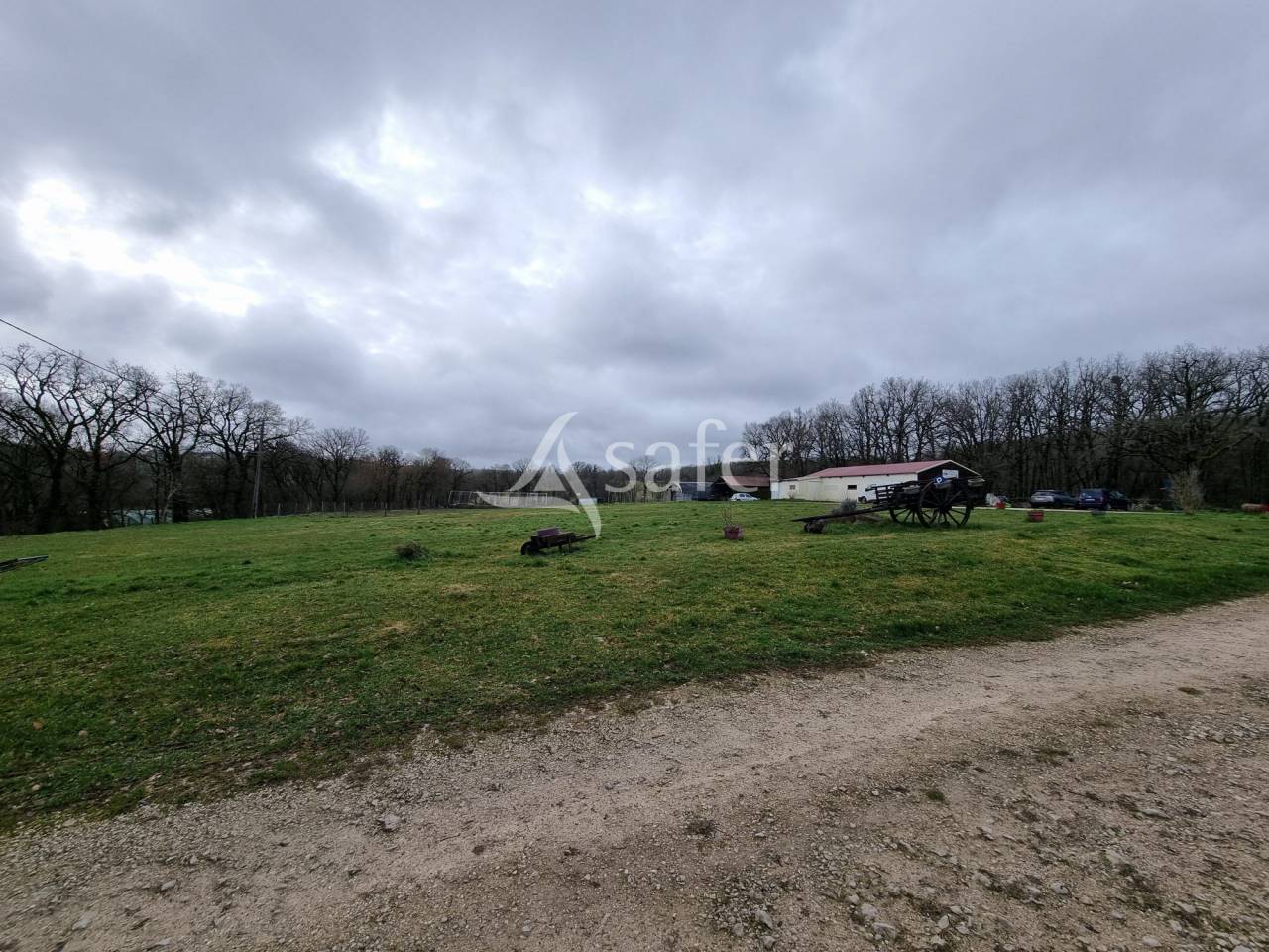 Vente foncier avec b&acirc;ti ou Cession de parts sociales d'exploita