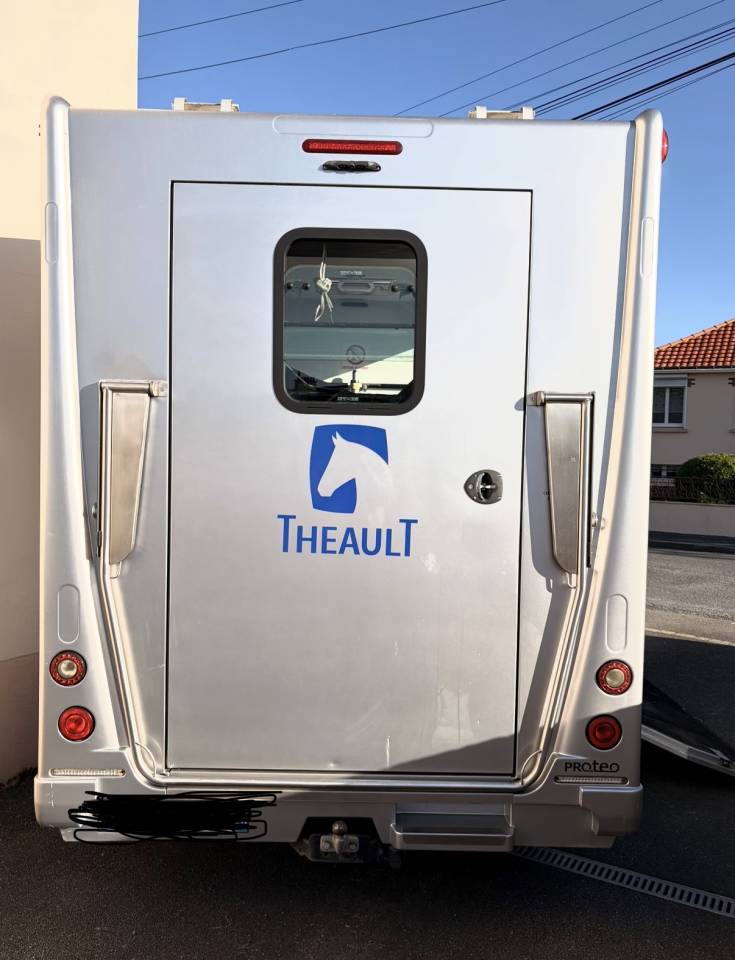 Camion VL 2 chevaux Renault Thehault 2.3 DCI 150 CV