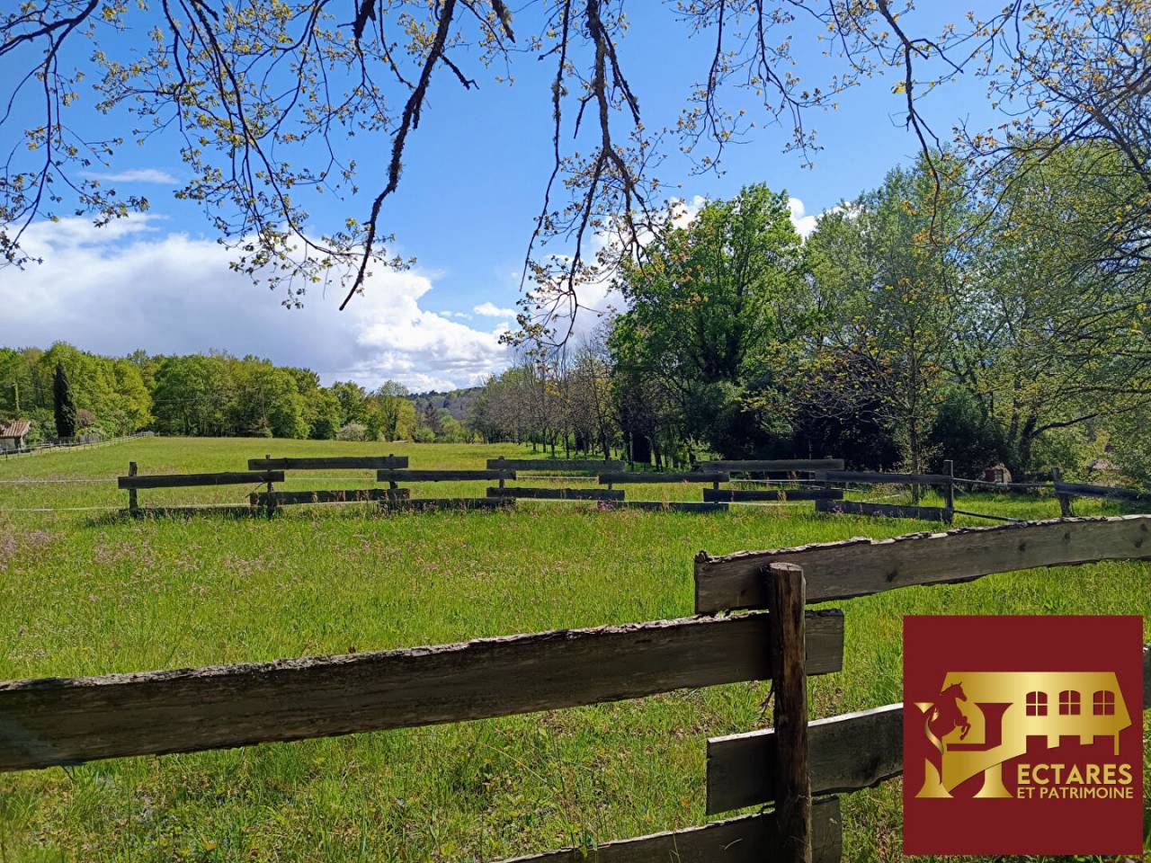Propri&eacute;t&eacute; &eacute;questre - Maison avec 2 g&icirc;tes - 10 hectares - source