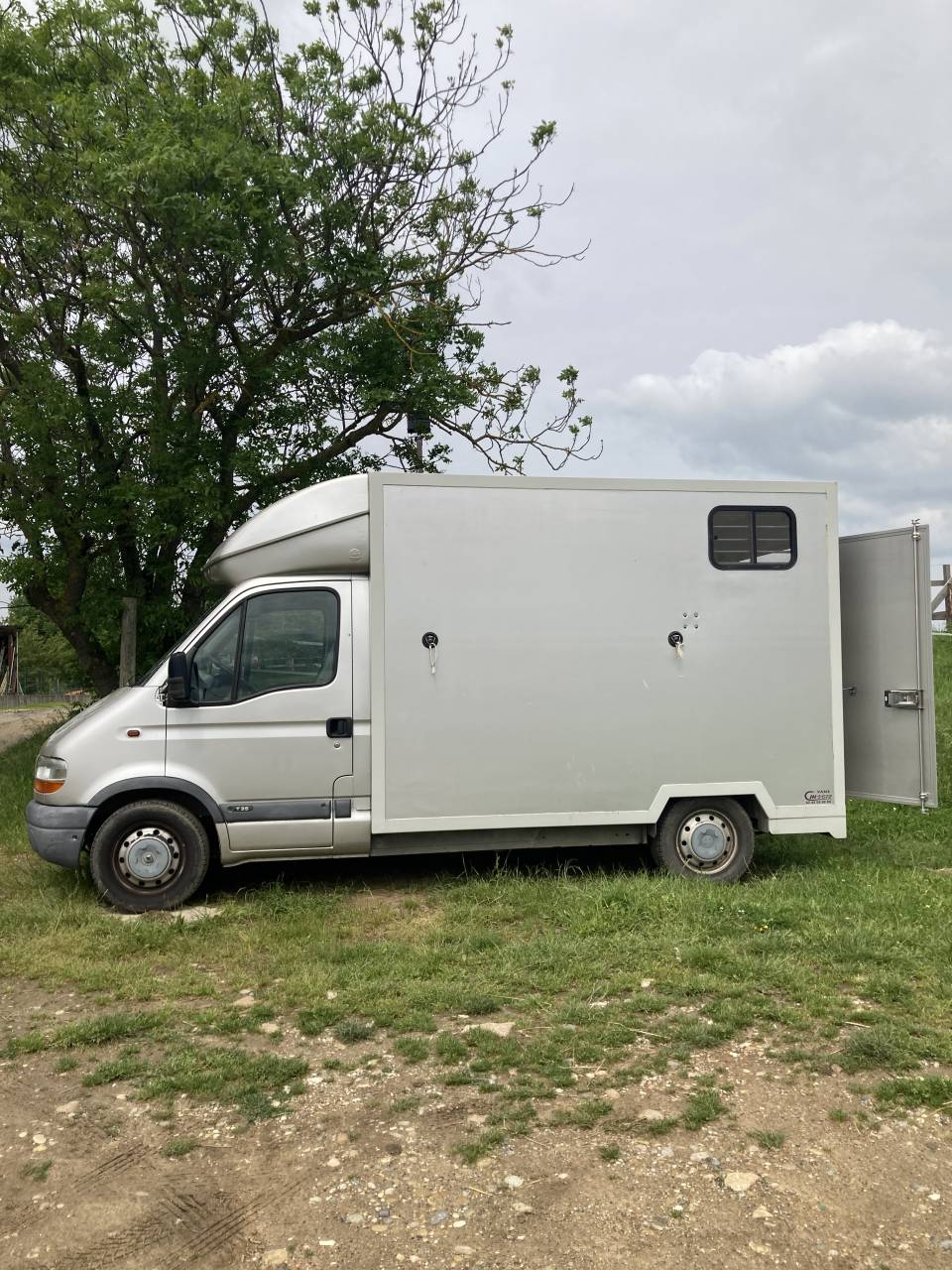 Renault Master deux chevaux t&ecirc;te arri&egrave;re 