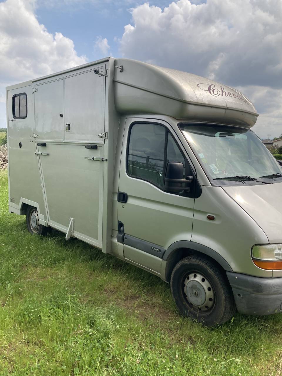 Renault Master deux chevaux t&ecirc;te arri&egrave;re 