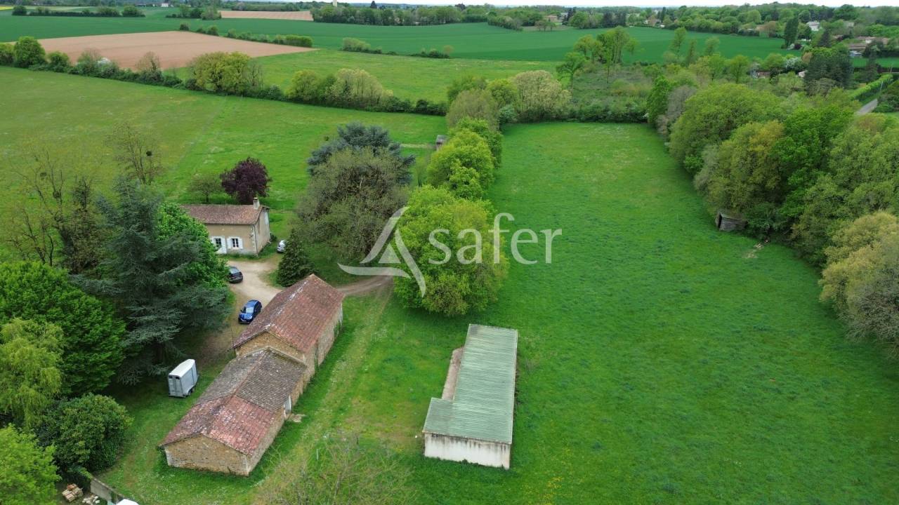 Propri&eacute;t&eacute; &eacute;questre sur environ 5 ha.