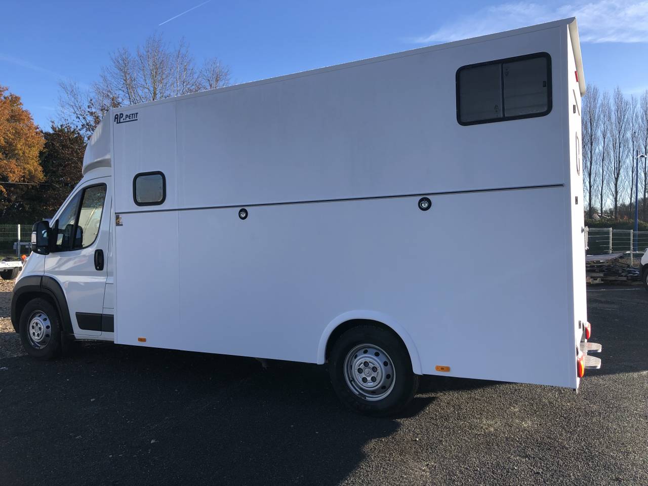 Peugeot Boxer 2 places chevaux stalle - cabine de repos