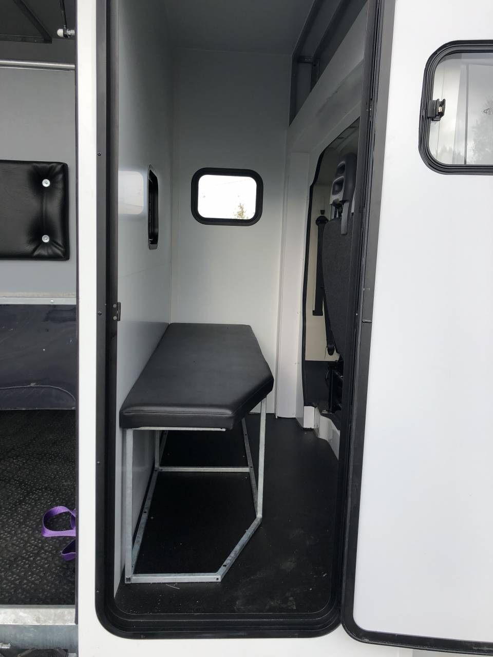 Peugeot Boxer 2 places chevaux stalle - cabine de repos