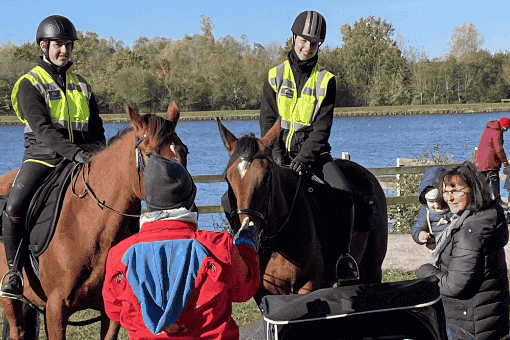 À cheval entre deux mondes : Quand la surveillance reprend de la hauteur
