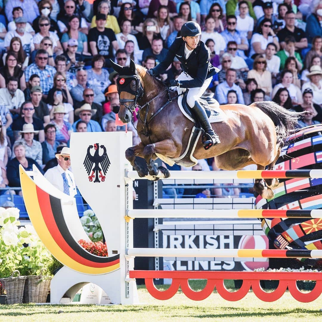 Gerrit Nieberg, gagnant du Grand prix d’Aachen en 2022, porte les étriers Safe-On de Flex-On. © Flex-On