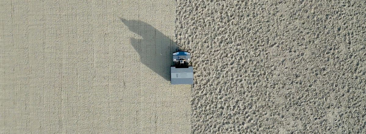 Entretien des sols équestres par un robot autonome
