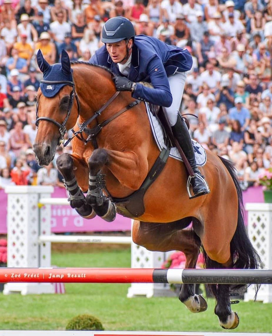 Le modèle Dogma, casque de la marque Kask, complètement personnalisable ici porté par Daniel Deusser © kask_equestrian & onewaytoride & danieldeusserofficial & rolex_grand_slam & spruce_meadows