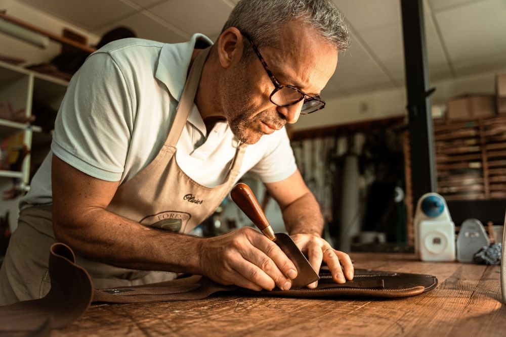 Olivier, artisan sellier de la Maison Forestier